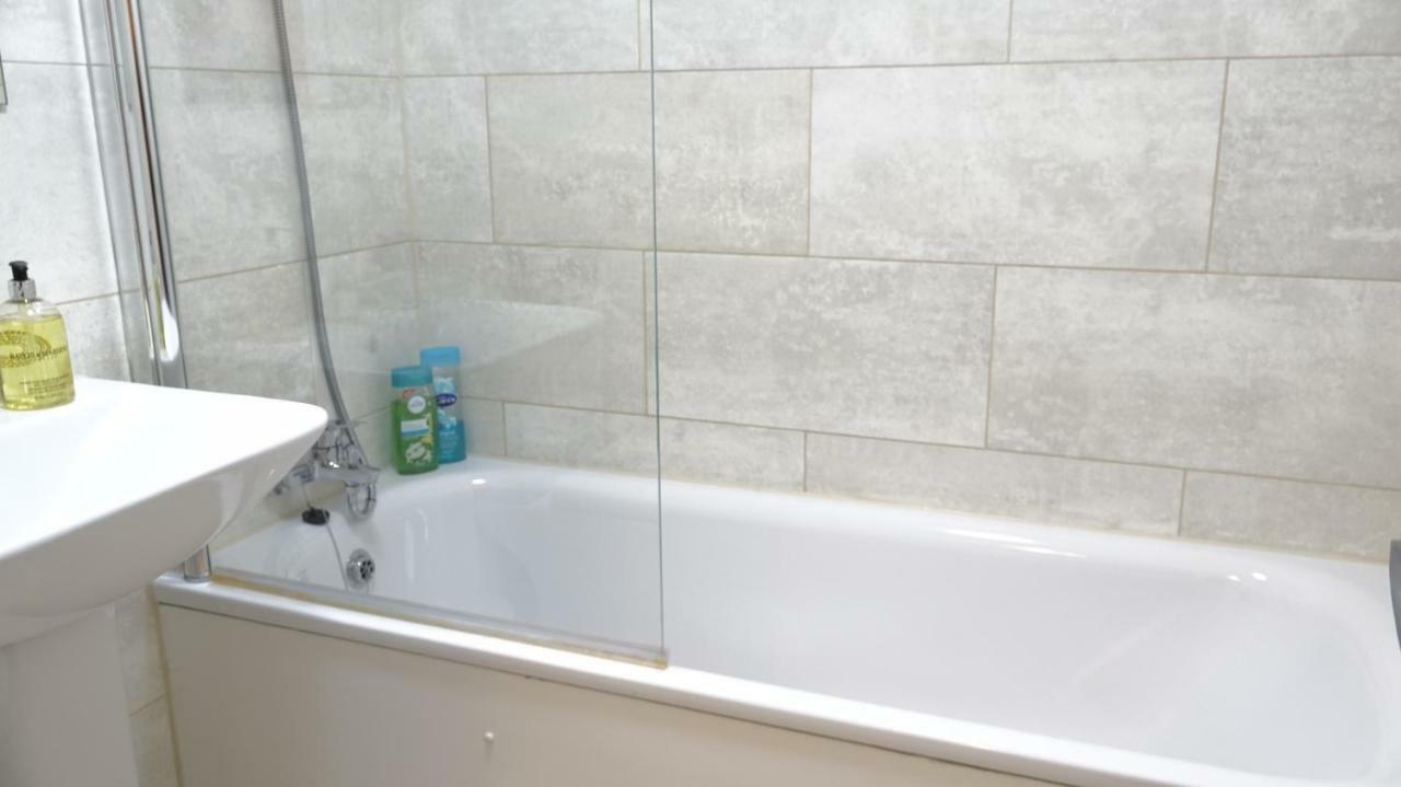 דירות Ashford  Luxury 2 Bed 2 Bath - Free Parking - 5Min To Airport - Sleeps 6 מראה חיצוני תמונה