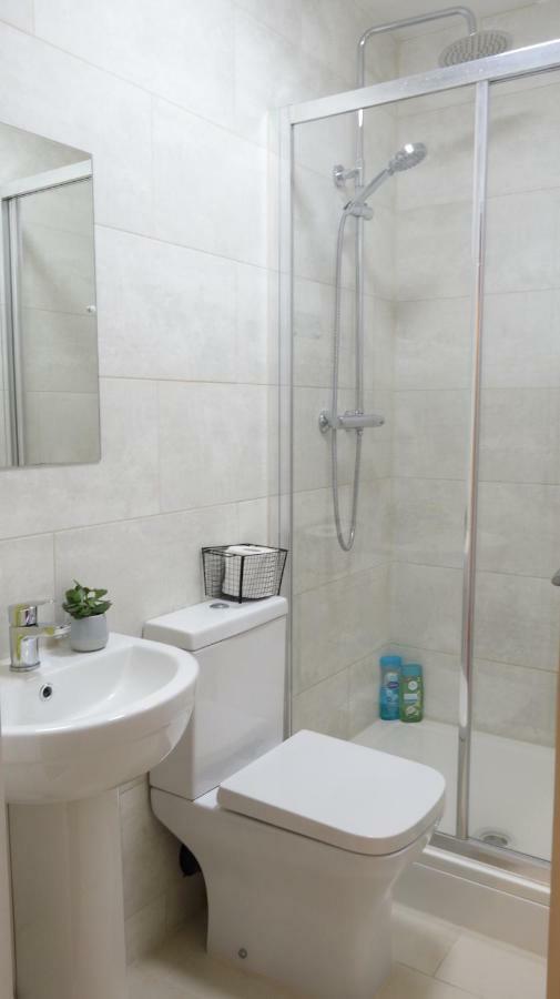 דירות Ashford  Luxury 2 Bed 2 Bath - Free Parking - 5Min To Airport - Sleeps 6 מראה חיצוני תמונה