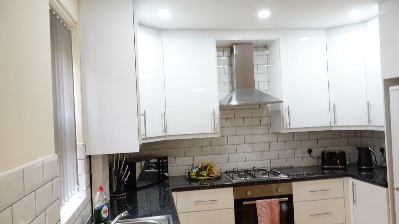 דירות Ashford  Luxury 2 Bed 2 Bath - Free Parking - 5Min To Airport - Sleeps 6 מראה חיצוני תמונה