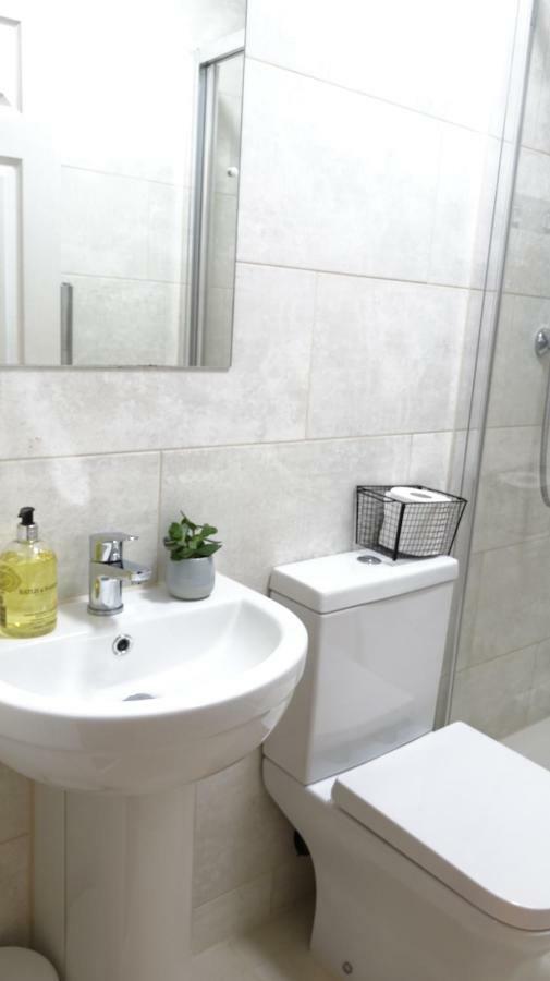 דירות Ashford  Luxury 2 Bed 2 Bath - Free Parking - 5Min To Airport - Sleeps 6 מראה חיצוני תמונה